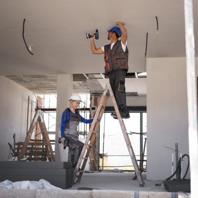 full-shot-man-woman-standing-ladder full-shot-man-woman-standing-ladder